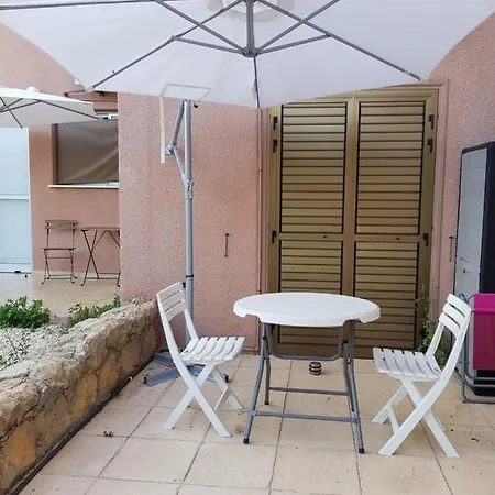 Ariadne 103 -300m From Lighthouse 아파트 *